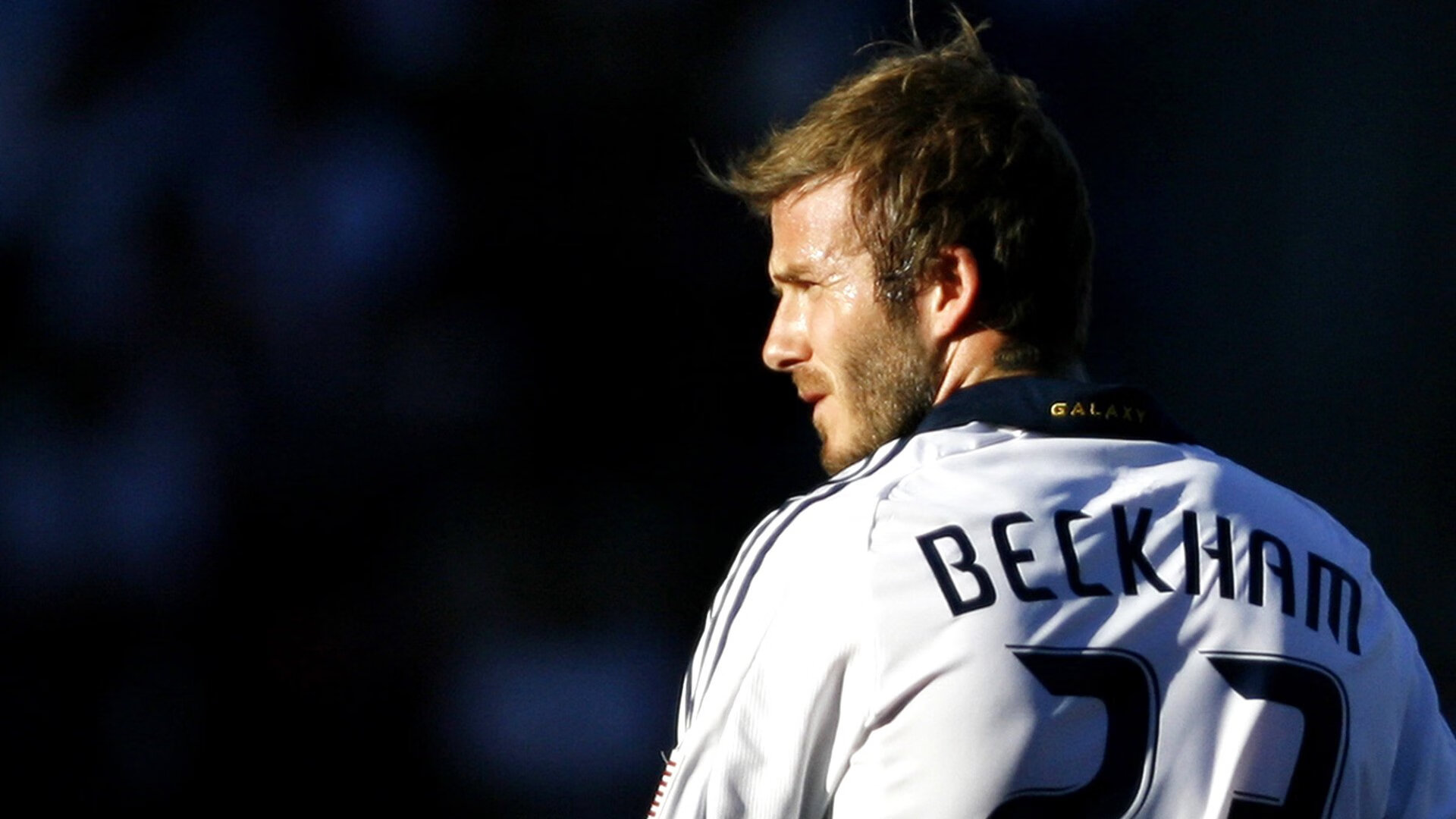 改写为_ 球队在比赛中发生了激烈冲突，说说球队