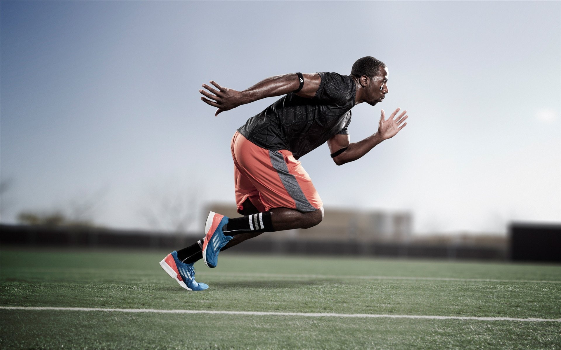 特色天空绳索攀爬，勇者在悬崖间飞跃